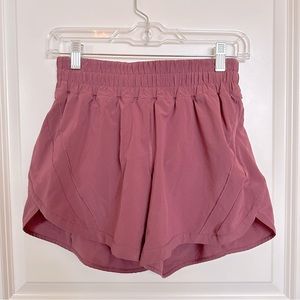 Sz 6 Lululemon Hotty Hot 5” Running Shorts in Mauve Pink